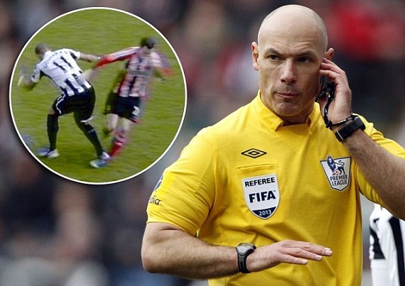 
	Howard Webb bị điều xuống cầm còi tại League One