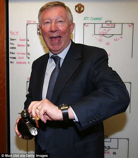 
	Sir Alex hân hoan mở rượu ăn mừng chiến thắng