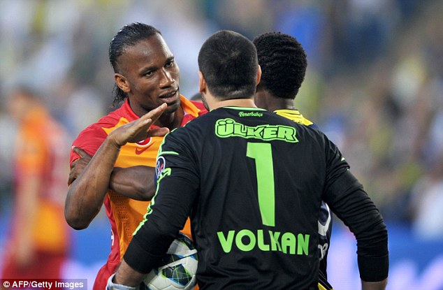 Bị CĐV chê là khỉ, Drogba “đánh” trả cẩn thận