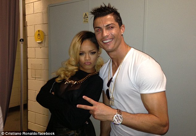 
	Rihanna chụp ảnh cùng Ronaldo