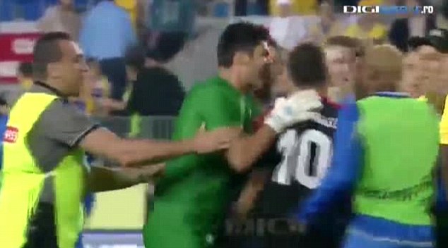 Học đòi Suarez, thủ môn Mircea Bornescu cắn vai đối phương