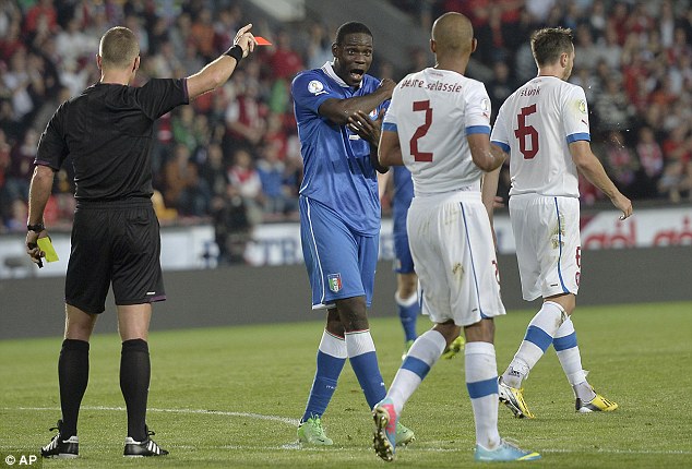 Balotelli lại tính làm loạn trên đất Czech