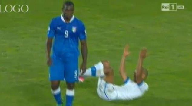 Balotelli lại tính làm loạn trên đất Czech