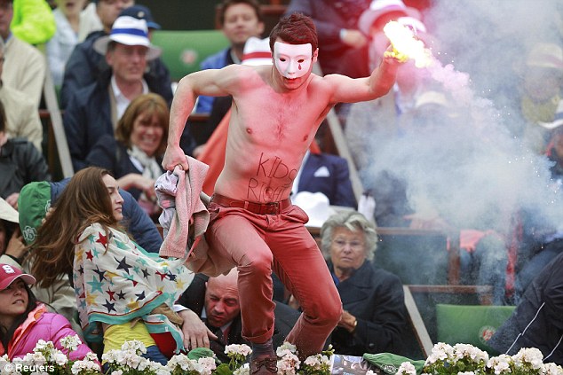 CĐV quá khích lao vào phá đám trận chung kết Roland Garros