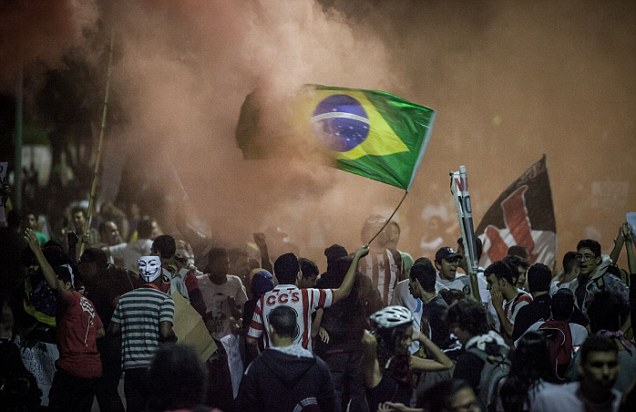 Bạo động hoành hành, Confederations Cup vẫn được tiếp diễn
