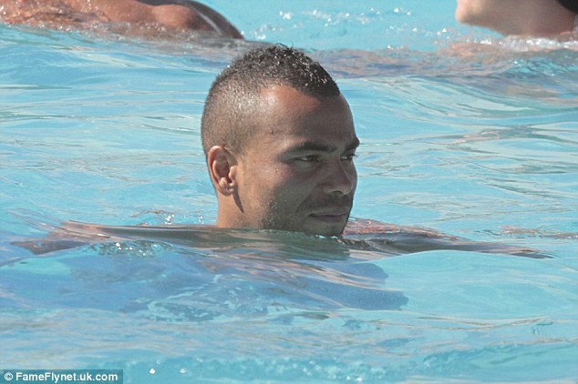 Tạm biệt mùa Hè, Ashley Cole mở tiệc rượu và gái linh đình