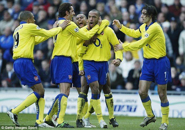 Tìm về quá khứ, Arsenal ra mắt áo đấu giống hệt mùa 2003/04