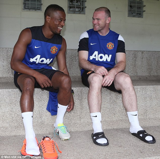 
	Rooney ngồi nói chuyện Patrice Evra trước khi quay trở về Anh vì chấn thương