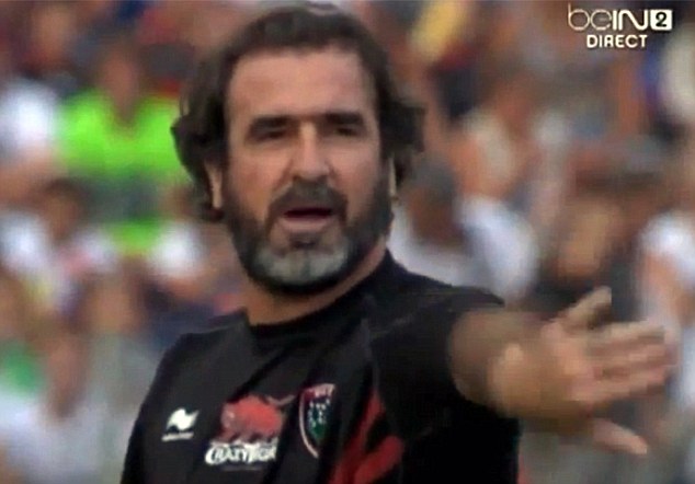 Tuyệt phẩm của Eric Cantona trên sân bóng... bầu dục