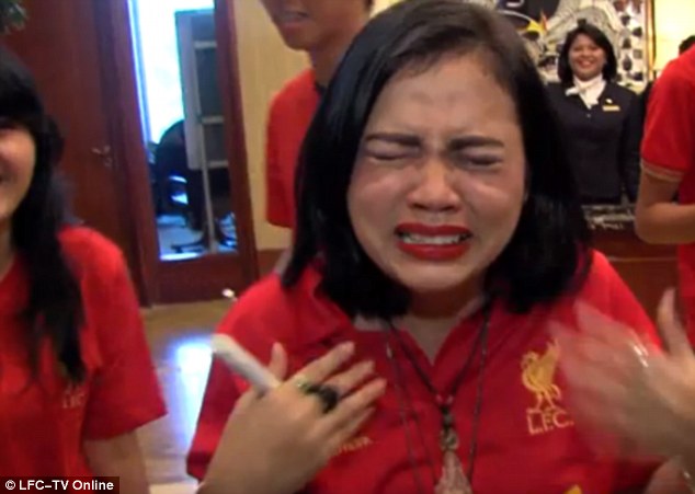 Được gặp Gerrard, fan nữ Liverpool sướng phát khóc