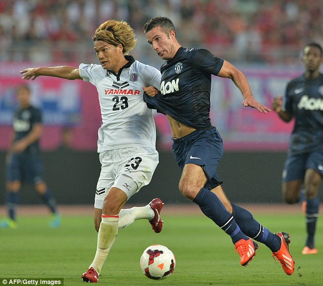 Wilfried Zaha giúp Man United “thoát chết” trên đất Nhật
