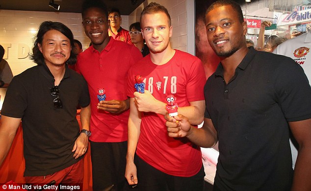 
	Michael Lau chụp ảnh lưu niệm cùng các cầu thủ Man United