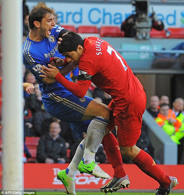 
	Pha cắn vai Ivanovic của Suarez