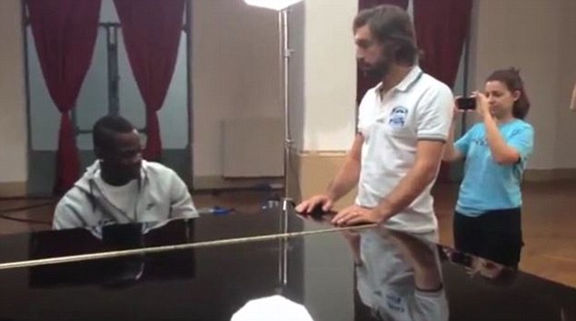 Nhã hứng lên cao, Balotelli ngồi đệm đàn piano