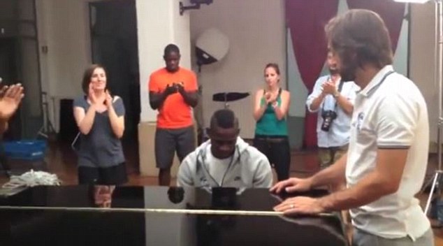 Nhã hứng lên cao, Balotelli ngồi đệm đàn piano