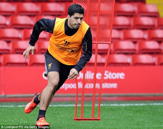 
	Lấy lý do chấn thương, Suarez xin phép được ở lại Anfield