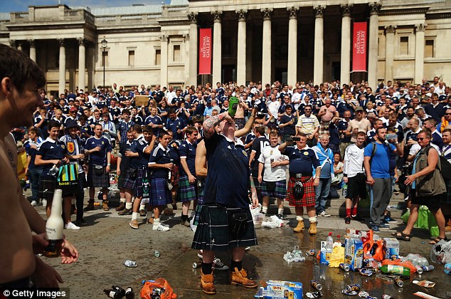 CĐV Scotland làm loạn London