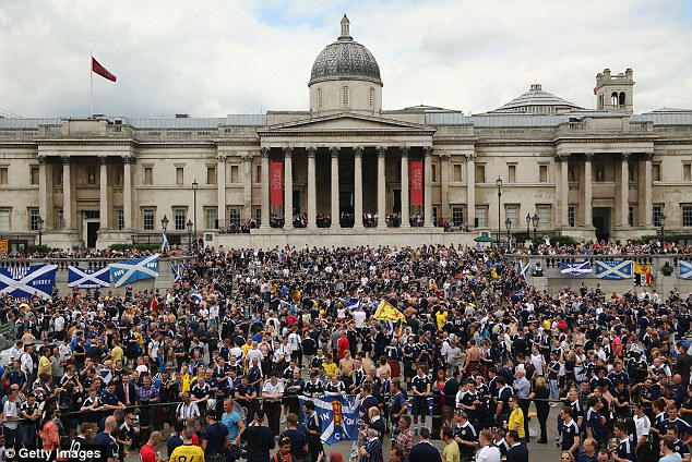 CĐV Scotland làm loạn London