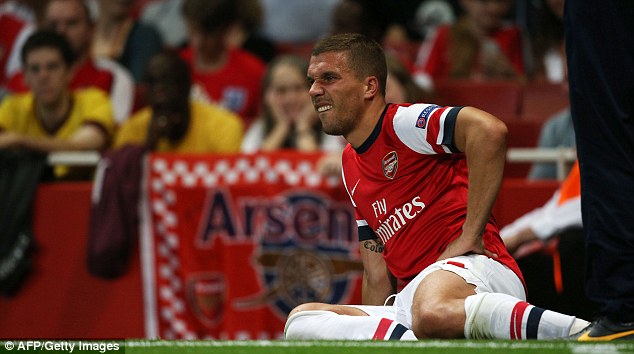 	Tiền đạo Lukas Podolski sẽ phải nghỉ dưỡng thương khoảng 3 tuần