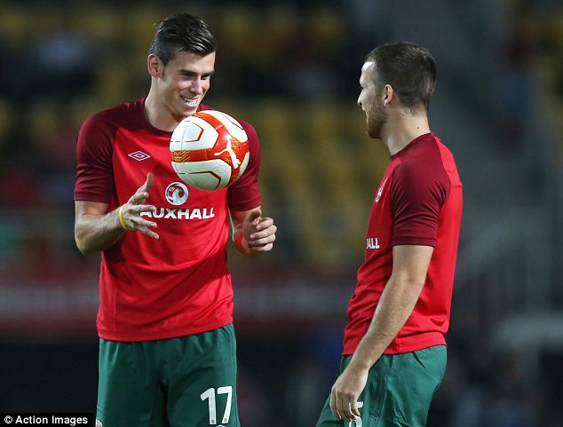 Gareth Bale “hết hồn” khi bị fan cuồng bủa vây