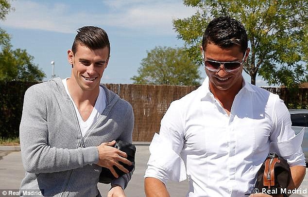 Tay bắt mặt mừng với Ronaldo, Gareth Bale trở lại diện kiến Real