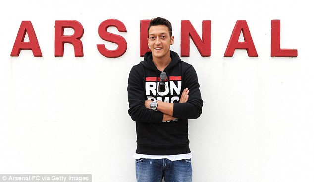  	Mesut Ozil trở lại Arsenal để tham dự buổi tập đầu tiên