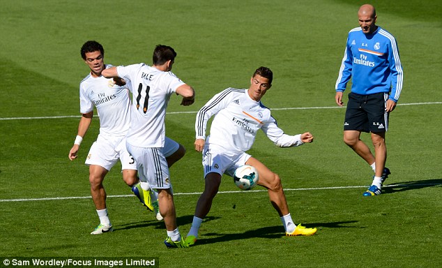 Vào bóng ác ý, Ronaldo tính “triệt hạ” Gareth Bale 
