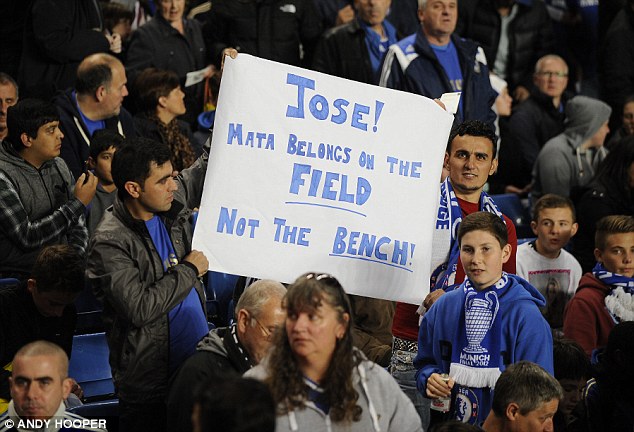  	CĐV Chelsea mang biểu ngữ phản đối cách dùng người của Jose Mourinho