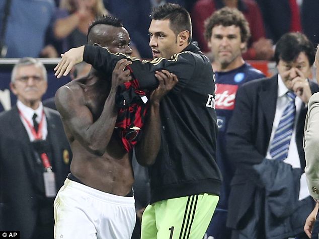 BẢN TIN SÁNG 23/9: Đá hỏng penalty, Balotelli làm loạn San Siro