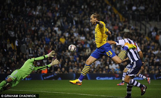 Trở lại Arsenal, Bendtner “hút chết” khi mới đá được 8 phút