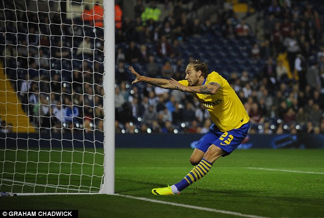 Trở lại Arsenal, Bendtner “hút chết” khi mới đá được 8 phút