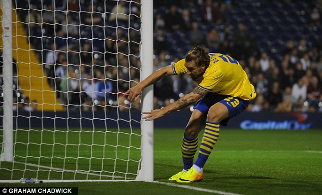 Trở lại Arsenal, Bendtner “hút chết” khi mới đá được 8 phút