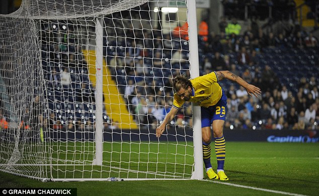 Trở lại Arsenal, Bendtner “hút chết” khi mới đá được 8 phút