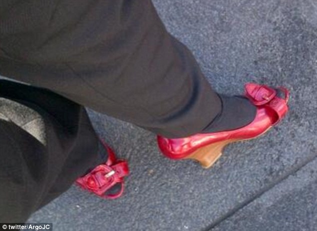 Đàn ông tập đi giày cao gót để...thấu hiểu phụ nữ