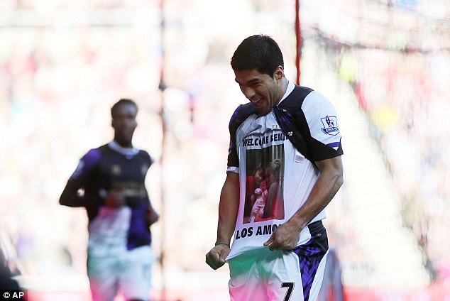 Suarez lập cú đúp, The Kop trở lại tốp đầu