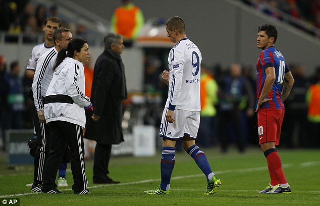  	Torres phải rời sân khi trận đấu bắt đầu được ít phút