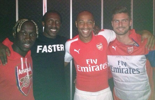  	Thierry Henry làm lộ mẫu áo đấu mới của Arsenal