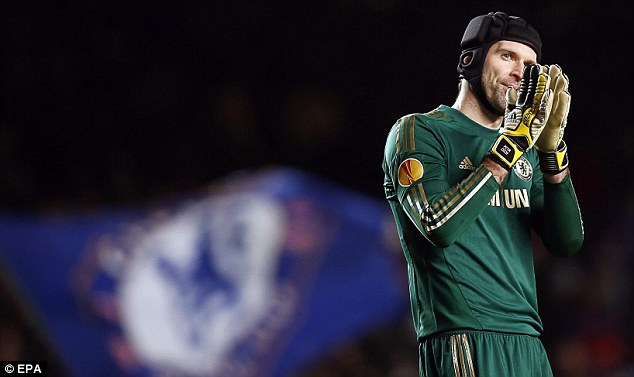 
	Petr Cech đang hướng tới cột mốc ra sân 300 lần trong màu áo Chelsea