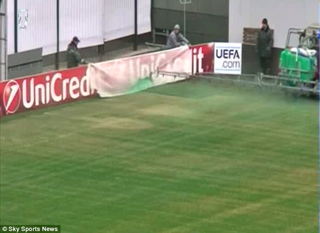  	CSKA quyết định phun sơn màu xanh lên sân và họ phải dùng bạt để che các tấm biển quảng cáo để tránh dính bẩn