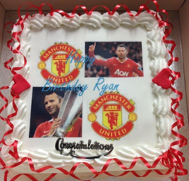  	Chiếc bánh sinh nhật do đầu bếp tại Man United làm tặng Ryan Giggs
