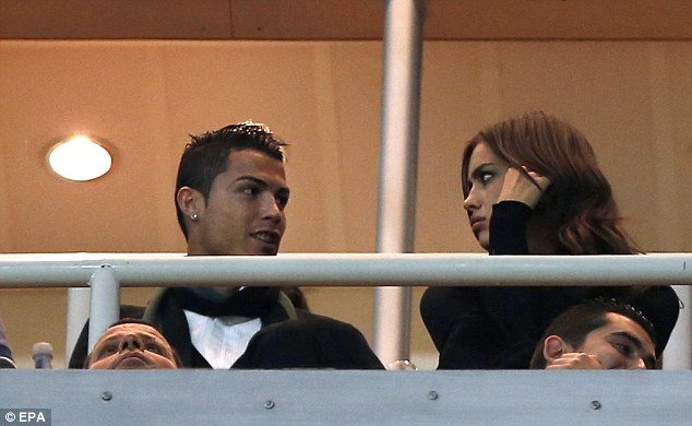  	Ronaldo cùng bạn gái tới dự khán trong trận đấu đêm qua