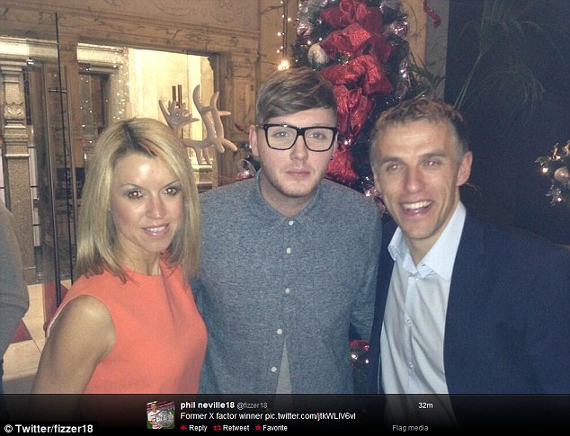 	Phil Neville và vợ Julie chụp hình lưu niệm cùng với cựu quán quân X Factor -James Arthur