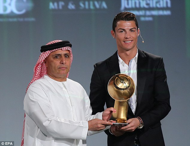  	Ronaldo được trao giải Cầu thủ hay nhất năm 2013.