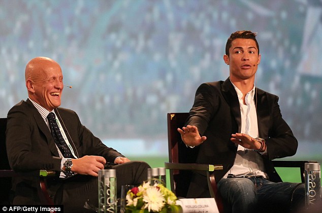  	Tại đây, Ronaldo đã có một buổi trò chuyện thú vị với trọng tài lừng danh Pierluigi Collina.
