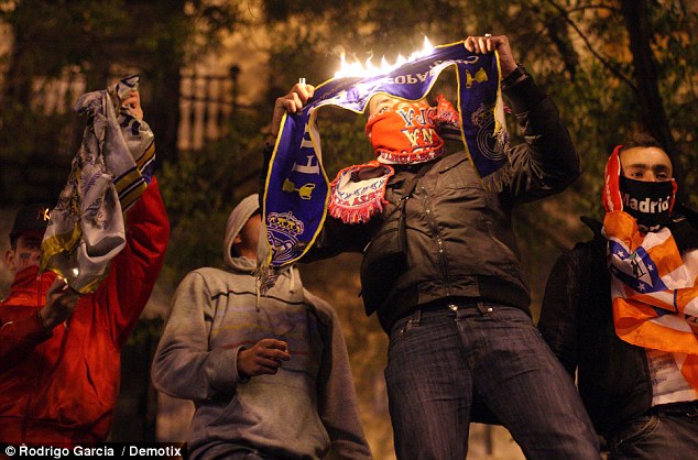 Đốt xe, đập phá, CĐV Atletico làm loạn thành Madrid