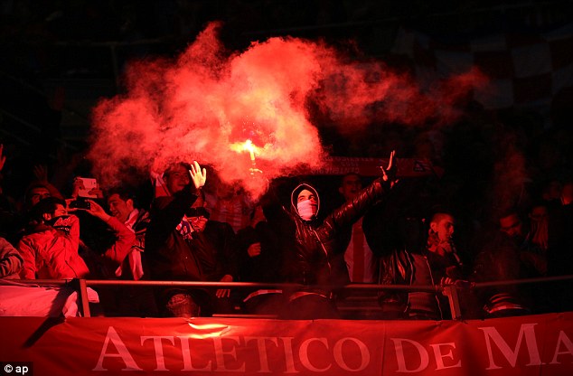 Đốt xe, đập phá, CĐV Atletico làm loạn thành Madrid