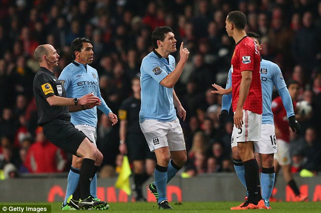 
	Gareth Barry lớn tiếng phàn nàn với Rio Ferdinand