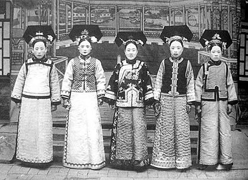
	Theo tài liệu lịch sử thì Hạ Tử Vy là người đứng thứ 2 từ trái sang còn đứng giữa là Hoàn châu cách cách.