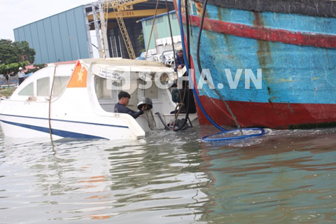 	Nhân viên cứu hộ đang tát nước ra khỏi con tàu H29 - BP