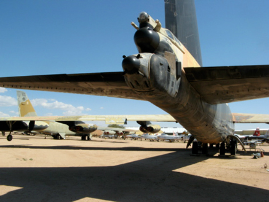 	B-52 có lắp máy gây nhiễu ALR-18 hướng về phía đuôi để gây nhiễu radar của MiG-21